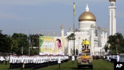 Sultan Hassanal Bolkiah dari Brunei menginspeksi pasukan di Bandar Seri Begawan, Brunei. (Foto: Dok)