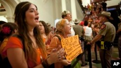 Defensores del aborto llenaron el Capitolio desde horas antes de la votación para protestar contra el proyecto de ley.