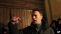 ທ່ານ Alexey Navalny ຜູ້ນໍາຝ່າຍຄ້ານຣັດເຊຍ ກ່າວຕໍ່ບັນດາຜູ້ສະໜັບສະໜຸນຂອງທ່ານ ຫລັງຈາກຖືກຕໍາ ຫລວດປ່ອຍໂຕທີ່ກຸງມົສກູ. ວັນທີ 6 ມີນາ 2012.