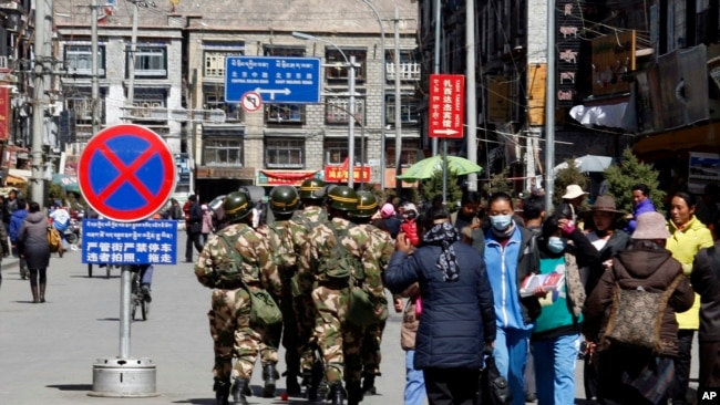 中国军人2010年3月3日在拉萨街头巡逻。