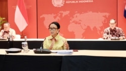 Menteri Luar Negeri Retno Marsudi dalam jumpa pers virtual di kantornya di Jakarta, Jumat (17/4).