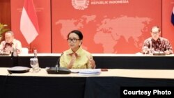 Menteri Luar Negeri Retno Marsudi dalam jumpa pers virtual di kantornya di Jakarta, Jumat (17/4).