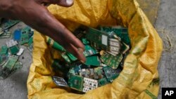 Chips de teléfonos móviles son guardados en una bolsa en un basurero en África.
