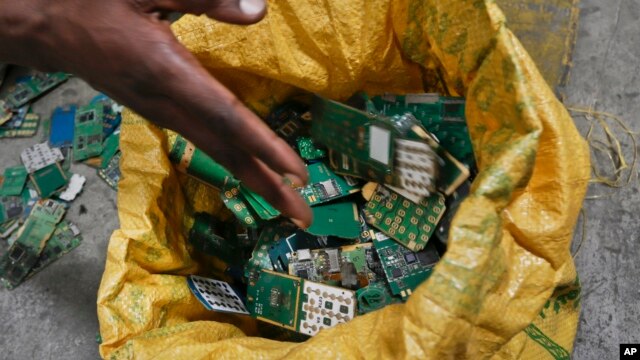 Chips de teléfonos móviles son guardados en una bolsa en un basurero en África.
