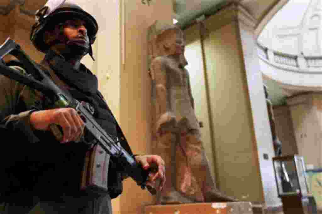 Un miembro del Ejército egipcio defiende el Museo de El Cairo.