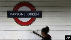 Seorang pejalan kaki berjalan melewati platform di stasiun kereta bawah tanah Parsons Green setelah dibuka kembali tanggal 16 September 2017 menyusul serangan teroris di stasiun tersebut.