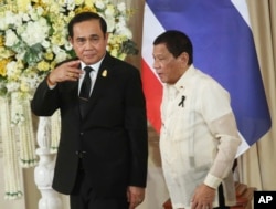 Philippine President Rodrigo Duterte, right, and Thailand's Prime Minister Prayuth Chan-ocha walk together as they leave a joint news conference at the government house in Bangkok, Thailand, March 21, 2017.