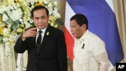 菲律宾总统罗德里戈·杜特尔特和泰国总理帕拉育在开完记者会之后离开（2017年3月21日）