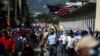 Un hombre ondea una bandera estadounidense durante una protesta contra acciones del gobierno del presidente de El Salvador, Nayib Bukele, como el uso de bitcoin y reformas legales para extender su mandato, en San Salvador, El Salvador, el 12 de diciembre de 2021.