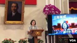 台湾总统蔡英文在就任总统三周年时对媒体说，其政府的重要政策“三年有成”，已经开花结果。（美国之音萧洵拍摄）