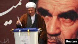 Cựu Tổng thống Iran Ali Akbar Hashemi Rafsanjani bỏ phiếu trong cuộc bầu cử quốc hội ở Tehran, 2/3/2012