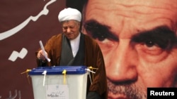 Mantan Presiden Iran Ali Akbar Hashemi Rafsanjani memberikan suara pada pemilihan parlemen di Tehran, 2012. (Foto: Dok)