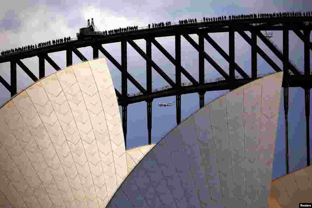 منظرۀ پل هاربر سیدنی از پشت بام تالار اوپرای آن شهر