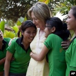 La secrétaire d'Etat Hillary Clinton visitant un centre pour jeunes filles victimes du trafic d'êtres humains à Siem Reap, au Cambodge (Archives)