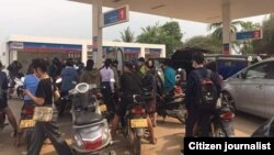ຜູ້ຄົນຢູ່ໃນນະຄອນຫລວງວຽງຈັນພາກັນໄປລຽນແຖວລໍຖ້າຊື້ນໍ້າມັນຂະນະທີ່ການລະບາດຂອງໂຄວິດ-19 ເພີ້ມສູງຂຶ້ນ
