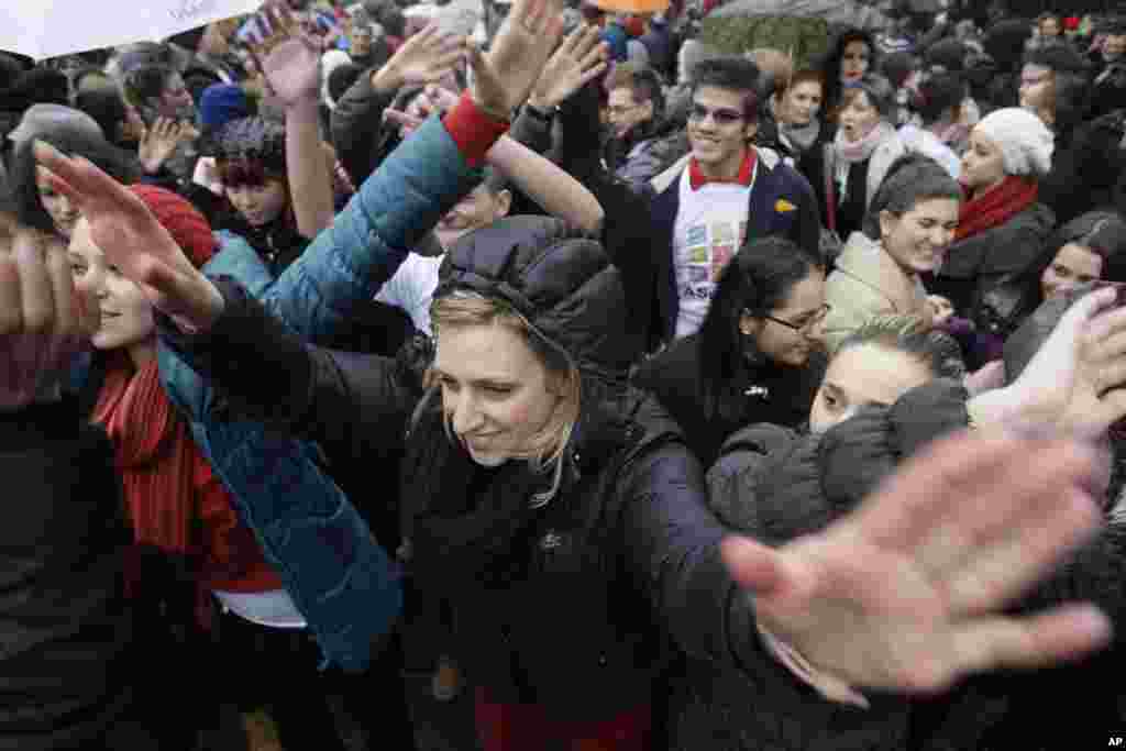 Warga Bosnia berpartisipaasi dalam kampanye 'One Billion RIsing' di Sarajevo (14/2). (AP/Amel Emric)