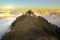 Tenda-tenda para pendaki di Gunung Rinjani. (Foto: Humas Kementerian Pariwisata)