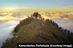 Tenda-tenda para pendaki di Gunung Rinjani. (Foto: Humas Kementerian Pariwisata)