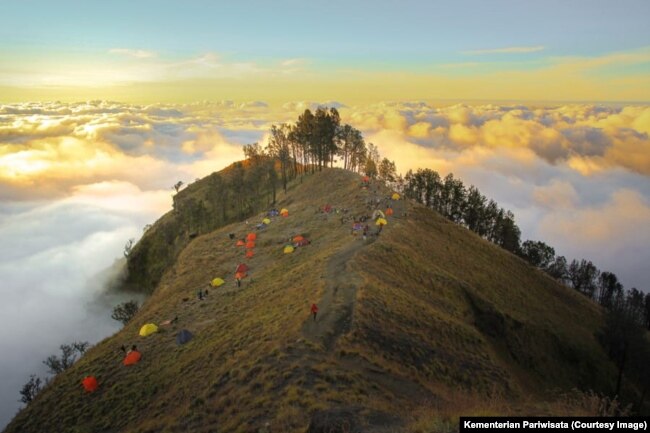 Tenda-tenda para pendaki di Gunung Rinjani. (Foto: Humas Kementerian Pariwisata)