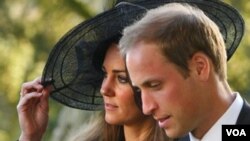 Pangeran William dari Inggris bertunangan dengan kekasihnya sejak lama, Kate Middleton (kiri).