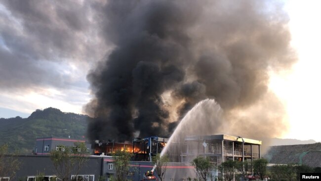 2018年7月12日，中国四川省宜宾市工业园区内一家化工厂爆炸后，救援人员试图扑灭火灾。