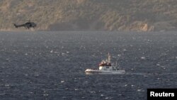 Un guardacostas griego y un helicóptero tratan de rescatar migrantes luego de hundirse un bote con más de 200 personas a bordo.