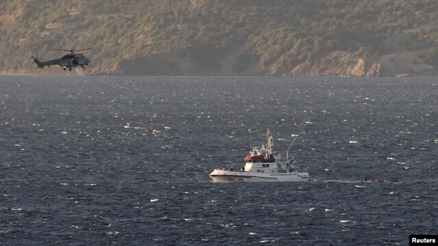 Un guardacostas griego y un helicóptero tratan de rescatar migrantes luego de hundirse un bote con más de 200 personas a bordo.