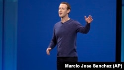 Mark Zuckerberg, presidente ejecutivo de Facebook, responde ante el Parlamento de la Unión Europea por filtración de datos de Facebook.