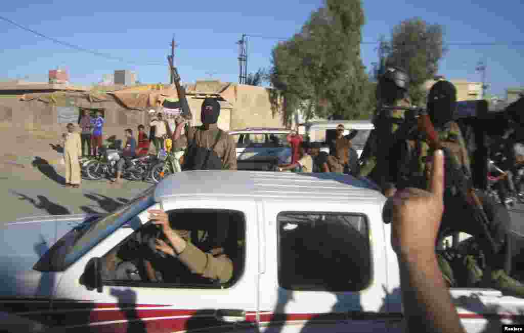 عراق کے متعدد شہروں پر قبضہ کرنے والے شدت پسندوں نے دھمکی دی ہے کہ وہ دارالحکومت بغداد کی طرف سے پیش قدمی کر رہے ہیں۔ 