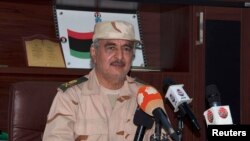 L'ancien général Khalifa Haftar parle lors d'une conférence de presse à Al Marj, à l'est de Benghazi, Libye, le 4 juin 2014. 