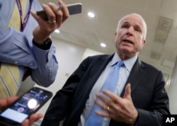 ປະທານຄະນະກຳມະການ ກອງທັບ ຂອງສະພາສູງ ທ່ານ John McCain ຈາກລັດ Arizona ສັງກັດພັກຣີພັບບລີກັນ ກ່າວຕໍ່ບັນດານັກຂ່າວ ຢູ່ທີ່ລັດຖະສະພາ ຫຼື Capitol Hill ໃນນະຄອນຫຼວງ ວໍຊິງຕັນ, ວັນທີ 8 ມີນາ 2017.