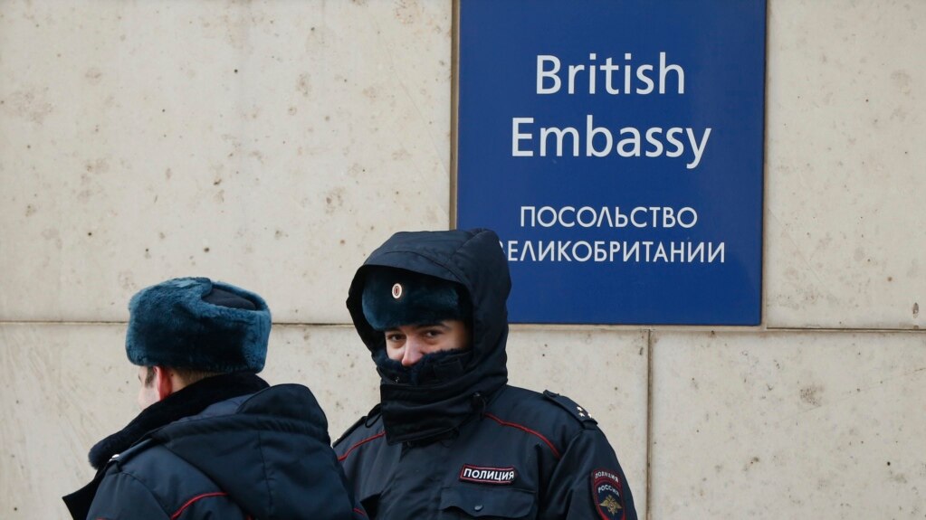 Bộ Ngoại giao Anh không nói có bao nhiêu nhân viên ngoại giao tại Nga bị ảnh hưởng, trong khi Đại sứ quán Anh tại Moscow nói họ không công khai số lượng nhân viên của mình.