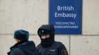 Bộ Ngoại giao Anh không nói có bao nhiêu nhân viên ngoại giao tại Nga bị ảnh hưởng, trong khi Đại sứ quán Anh tại Moscow nói họ không công khai số lượng nhân viên của mình.