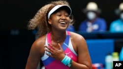 Jwez Tenis Japonez Ayisyenn Naomi Osaka pandan match li nan Open Ostralyen an nan Melbourne, 17 Janvye 2022.