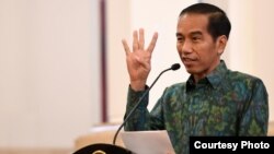 Presiden Joko Widodo memberikan keterangan kepada media mengenai Laporan Hasil Pemeriksaan Laporan Keuangan Pemerintah Pusat (LHK LKPP) tahun 2015 di Jakarta hari Senin 6/6 (foto: Biro Setpres RI).