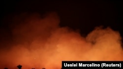 La fumée s'échappe lors d'un incendie dans une zone de la forêt amazonienne près de Humaita, État d'Amazonas, Brésil, Brésil le 17 août 2019. Photo prise le 17 août 2019. REUTERS / Ueslei Marcelino - RC14BDBBC9F0