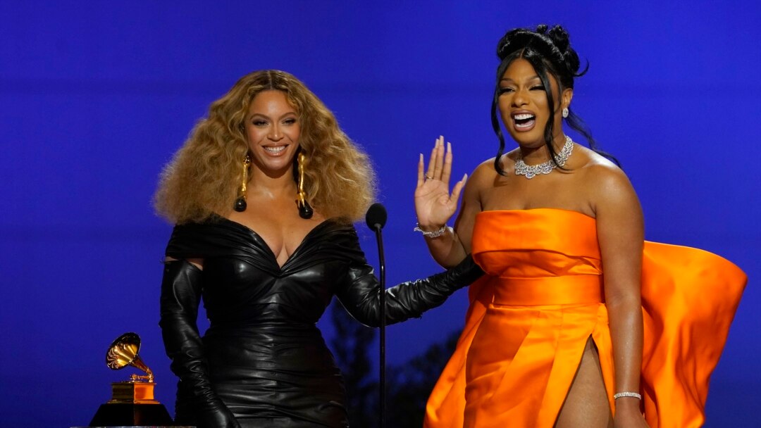 Beyonce dan penyanyi rap Megan Thee Stallion saat menerima piala kemenangan di ajang Grammy Award ke-63 di Los Angeles Convention Center, 14 Maret 2021.