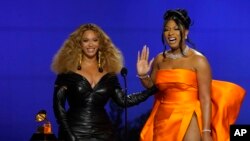 Beyonce, à gauche, et Megan Thee Stallion acceptent le prix de la meilleure chanson rap pour "Savage" lors de la 63e cérémonie des Grammy Awards au Los Angeles Convention Center le 14 mars 2021.