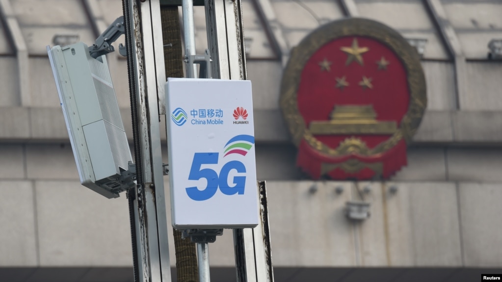 中国河南洛阳市的一个5G装置上的中国移动与华为公司的标识（路透社2019年2月27日）(photo:VOA)