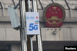 រូបឯកសារ៖ ប្រអប់ខ្សែកាបនៃបណ្តាញ 5G ត្រូវបានឃើញនៅក្បែរមជ្ឈមណ្ឌលសន្និសីទមួយ នៅទីក្រុង Luoyang ខេត្ត Henan ប្រទេសចិន កាលពីថ្ងៃទី ២៧ ខែកុម្ភៈ ឆ្នាំ ២០១៩។