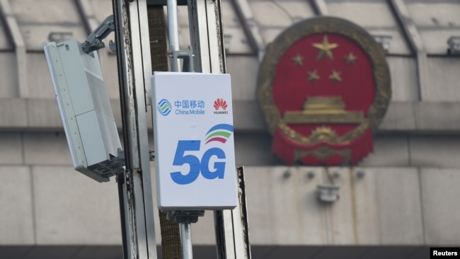 中國河南洛陽市的一個5G裝置上的中國移動與華為公司的標識。（資料照片，2019年2月27日）