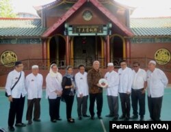 Duta Besar AS untuk Republik Indonesia, Joseph R. Donovan Jr, berfoto bersama pengurus Yayasan Masjid Cheng Hoo Surabaya, Kamis, 9 Mei 2018.(Foto: Petrus Riski/VOA)