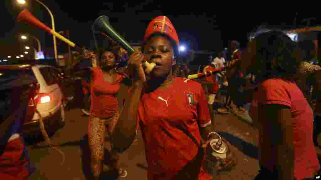 Torcedores da Guiné Equatorial celebram em rua de Malabo.