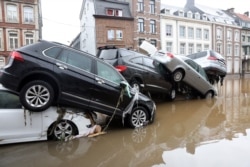 A picture taken on July 15, 2021 shows cars piled up by the water at a roundabout in the Belgian city of Verviers, after heavy rains and floods lashed western Europe, killing at least two people in Belgium. (Photo by François WALSCHAERTS / AFP)