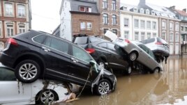 A picture taken on July 15, 2021 shows cars piled up by the water at a roundabout in the Belgian city of Verviers, after heavy rains and floods lashed western Europe, killing at least two people in Belgium. (Photo by François WALSCHAERTS / AFP)