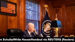 Rais wa Marekani Joe Biden akiwa katika mazungumzo na Rais wa Russia Vladimir Putin kutoka nyumbani kwake huko Wilmington, Delaware, Marekani Disemba 30, 2021. Adam Schultz/White House/Handout via REUTERS 