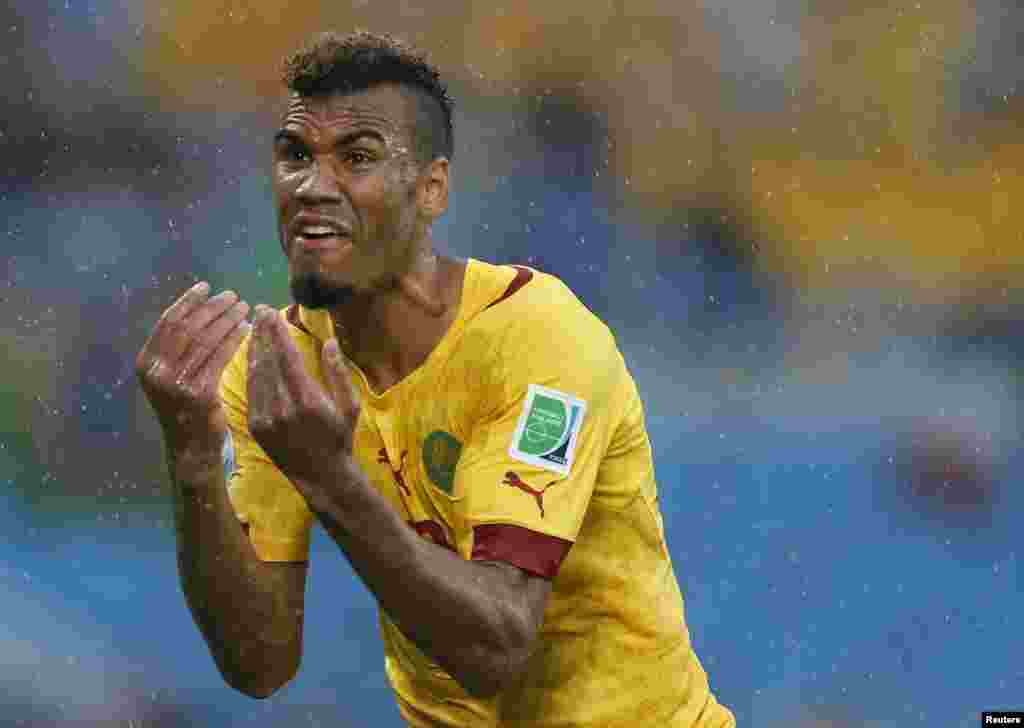 Eric-Maxim Choupo Moting dari Kamerun bereaksi setelah menjaringkan gol ke gawang Meksiko (13/6).&nbsp;(Reuters/Toru Hanai)