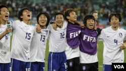 Tim Korea Selatan (atas) tersisih setelah kalah 1-2 dari Uruguay, sehingga wakil Asia tinggal mengandalkan kesebelasan Jepang.