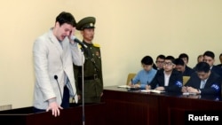 지난해 3월 북한 최고재판소에서 국가전복음모죄로 15년 노동교화형을 선고받은 미국인 대학생 오토 웜비어(가운데) 씨가 법정에서 울고 있다. 웜비어 씨는 지난 13일 혼수상태로 미국에 송환됐고, 엿새만에 숨졌다.