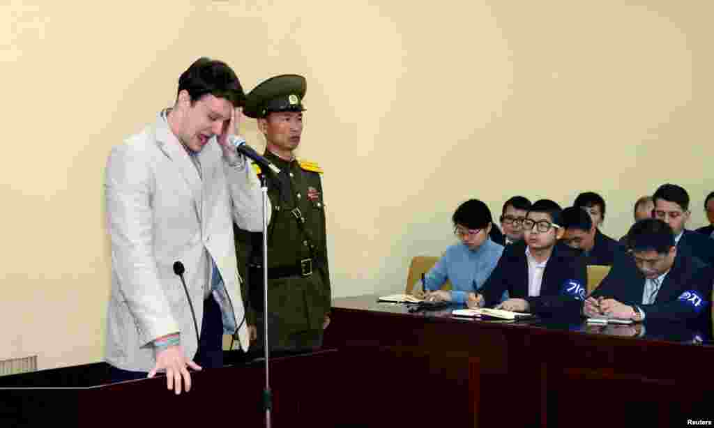 Mahasiswa AS, Otto Warmbier menangis dalam sidang di Mahkamah Agung Korea utara di Pyongyang. Warmbier yang ditangkap ketika berkunjung ke Korea Utara, divonis hukuman 15 tahun kerja paksa atas kejahatan terhadap negara.